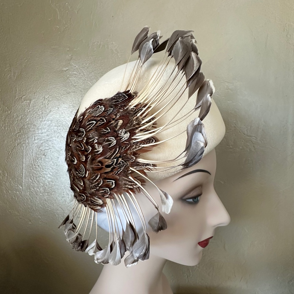 SUPERB DESIGNER OFF WHITE FELT HAT WITH "BIRD" MADE OF SMALL FEATHERS & QUILLS